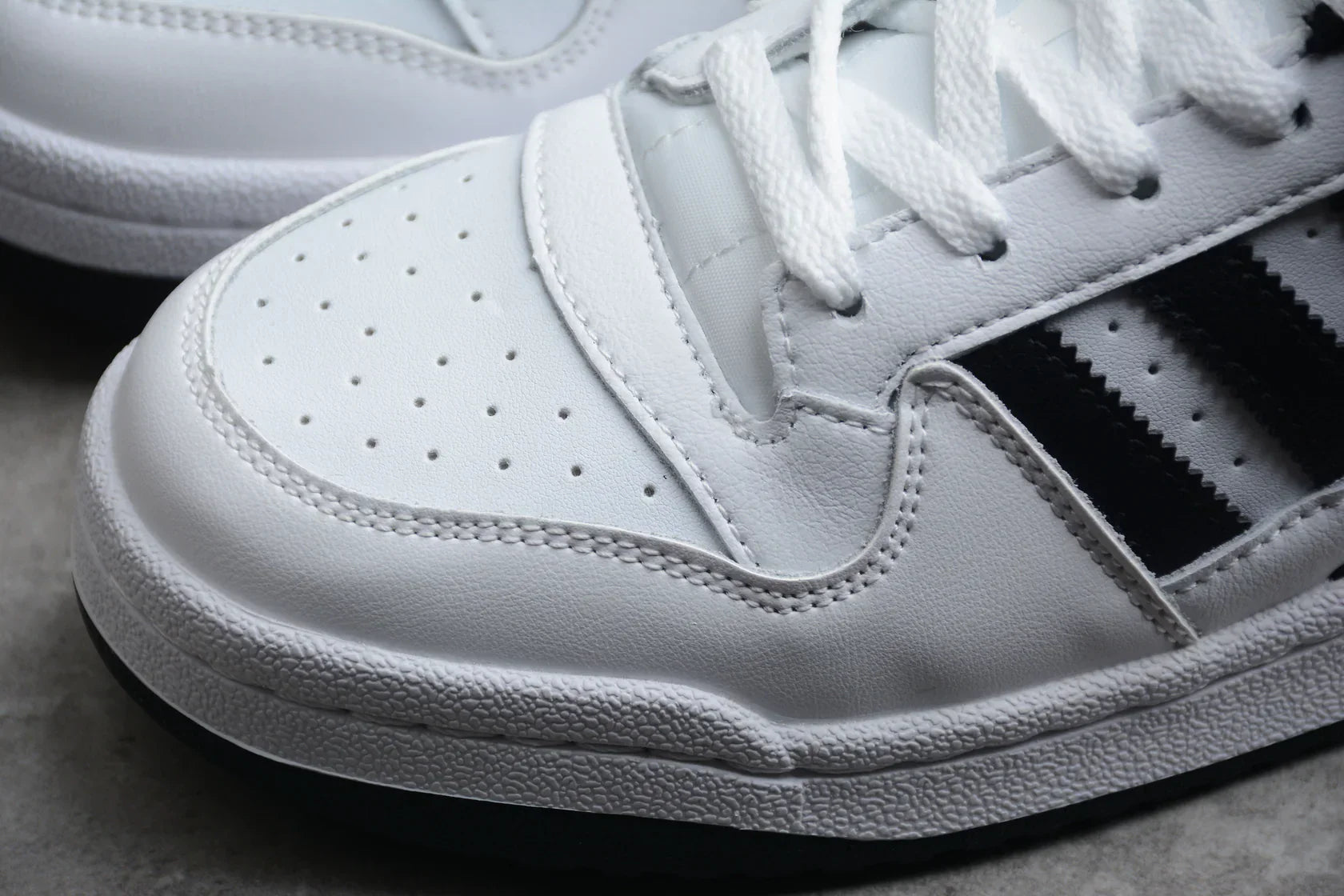 Adidas Forum White / Black