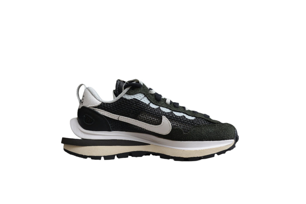 Nike x sacai VaporWaffle Black / White