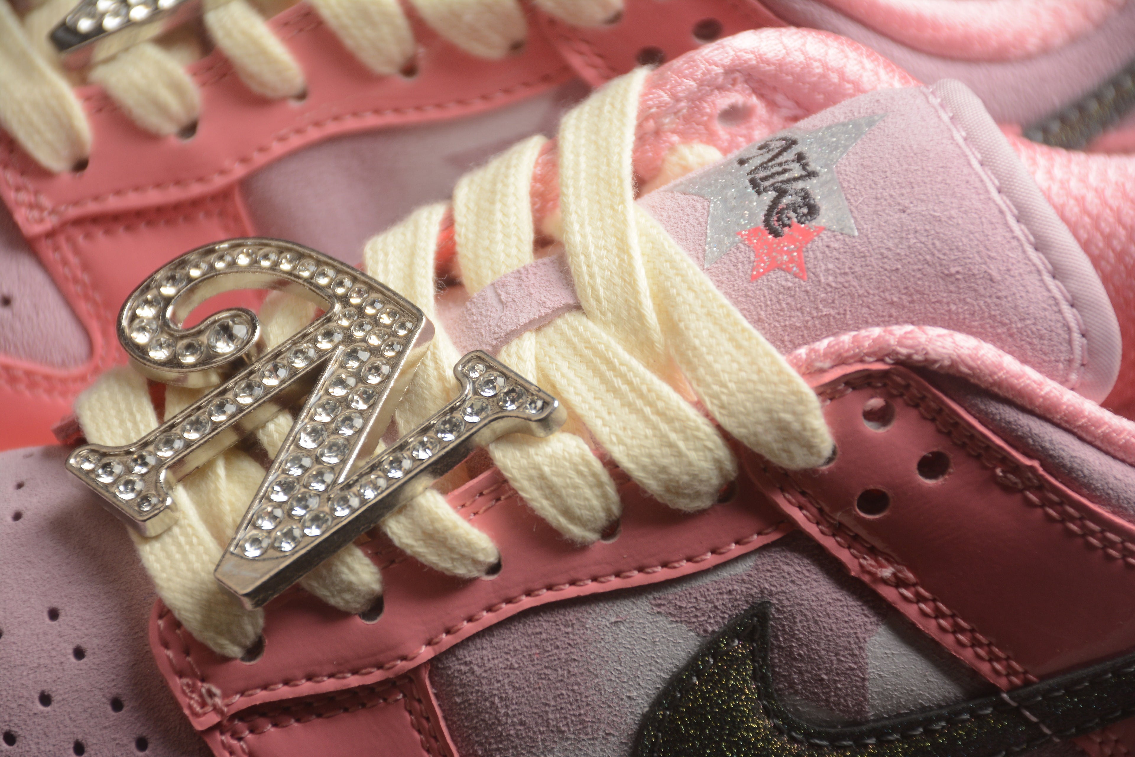 Nike Dunk Low  SB Barbie Pink