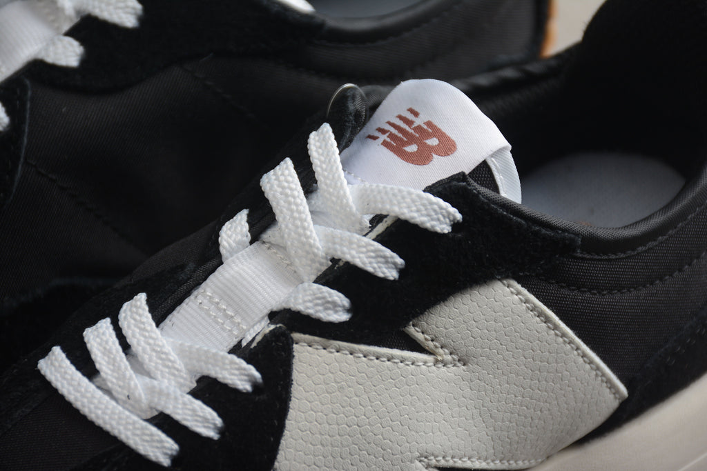 New Balance 327 Black / White