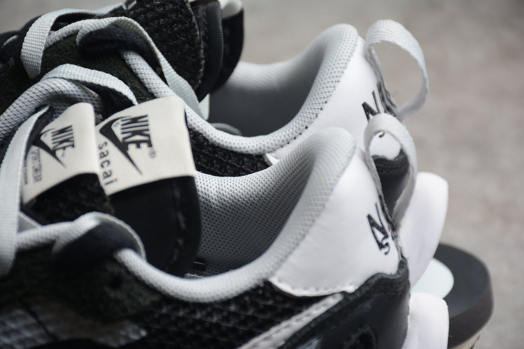 Nike x sacai VaporWaffle Black / White