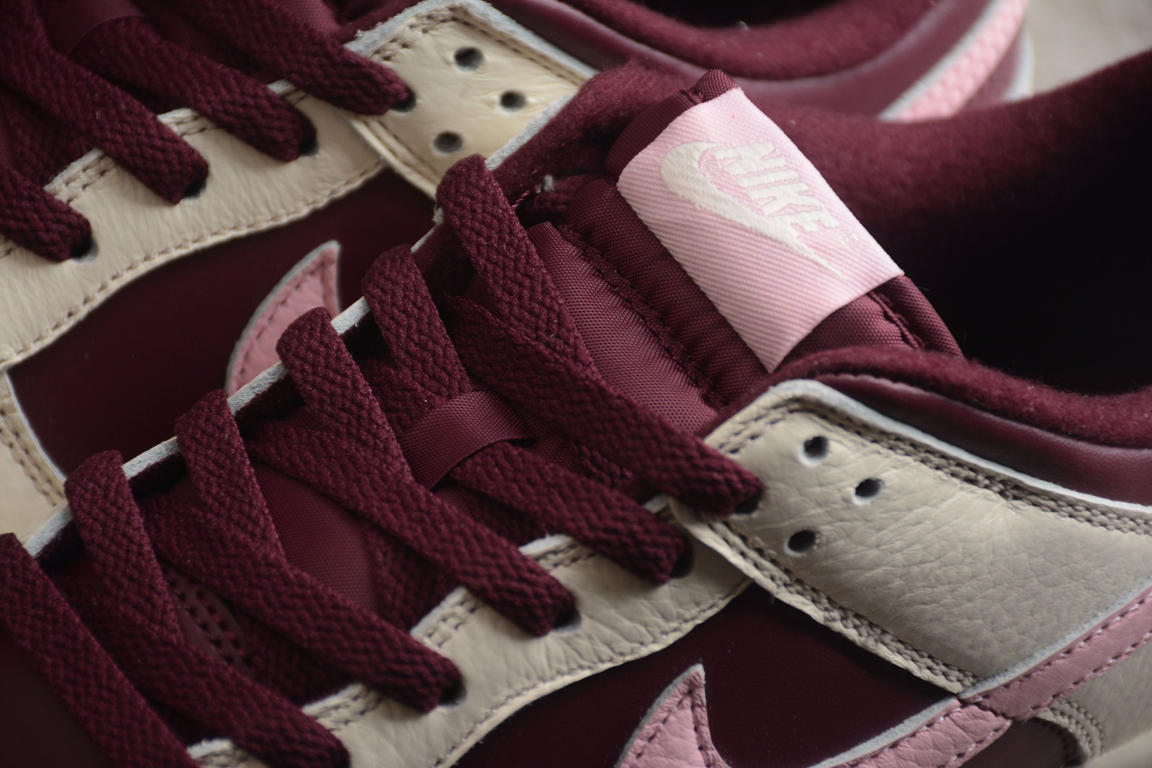 Nike Dunk Low  SB White / Burgundy / Pink