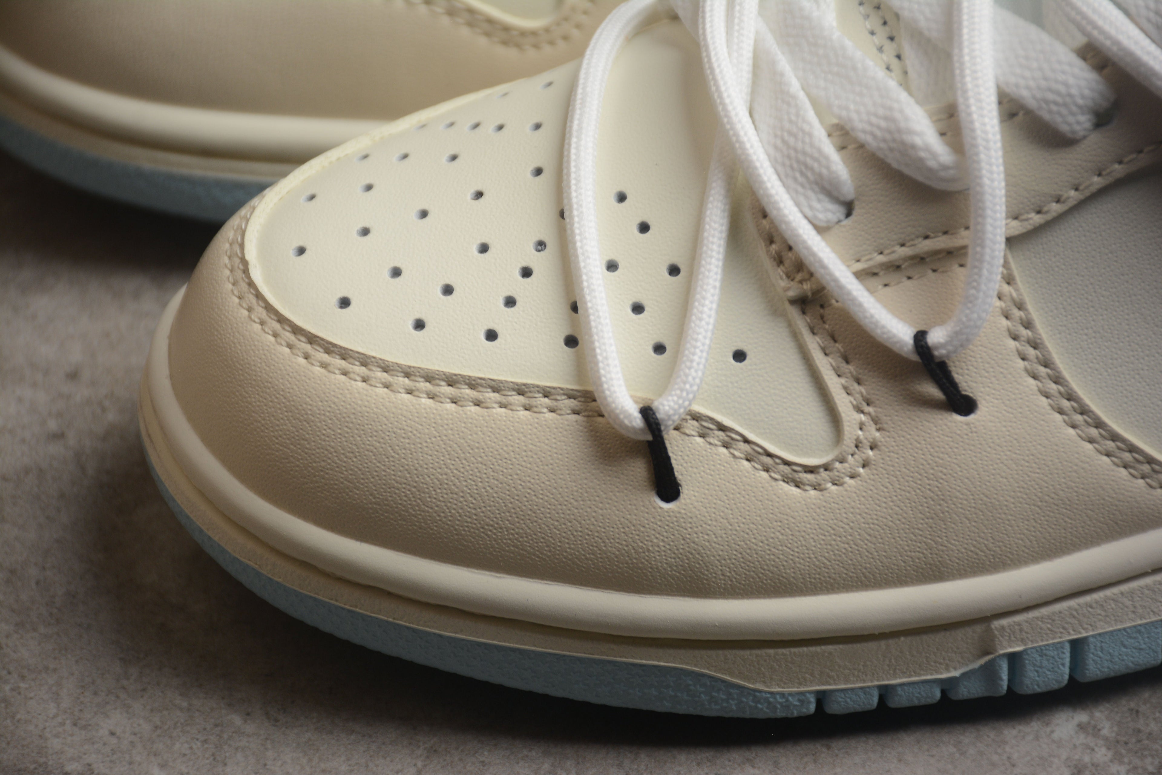 Nike Dunk Low SB Beige / Light Blue