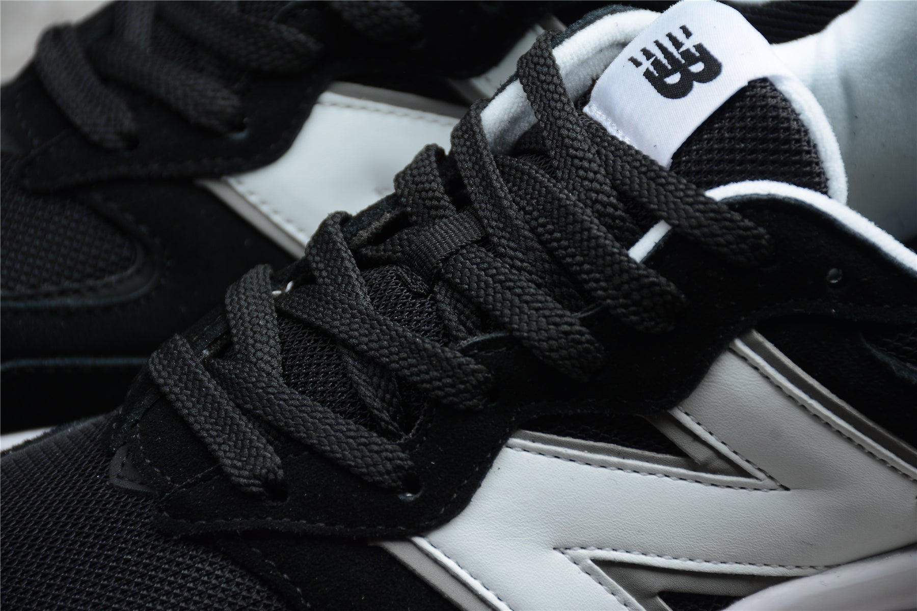 New Balance 5740 White / Black
