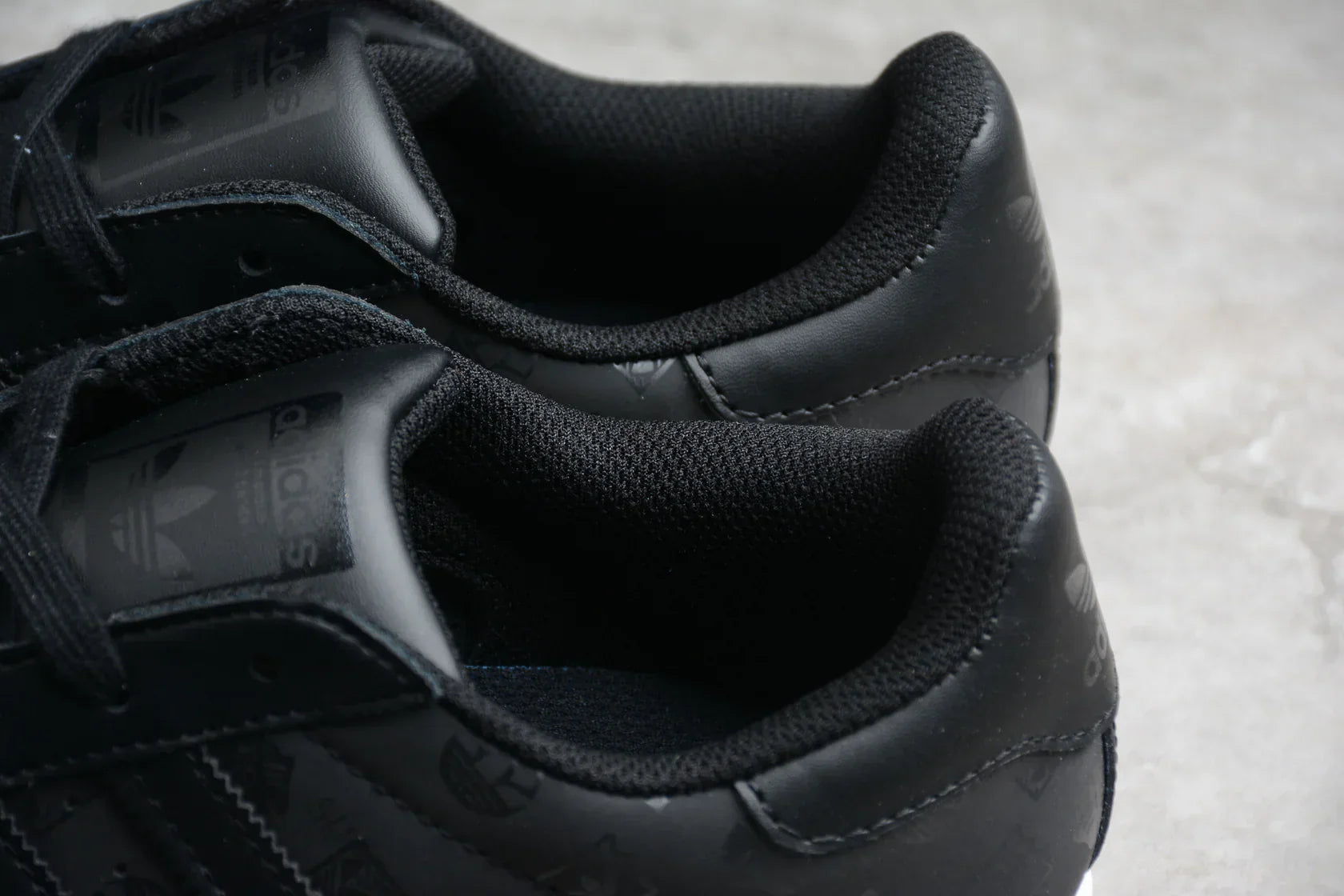 Adidas Superstar Black / White