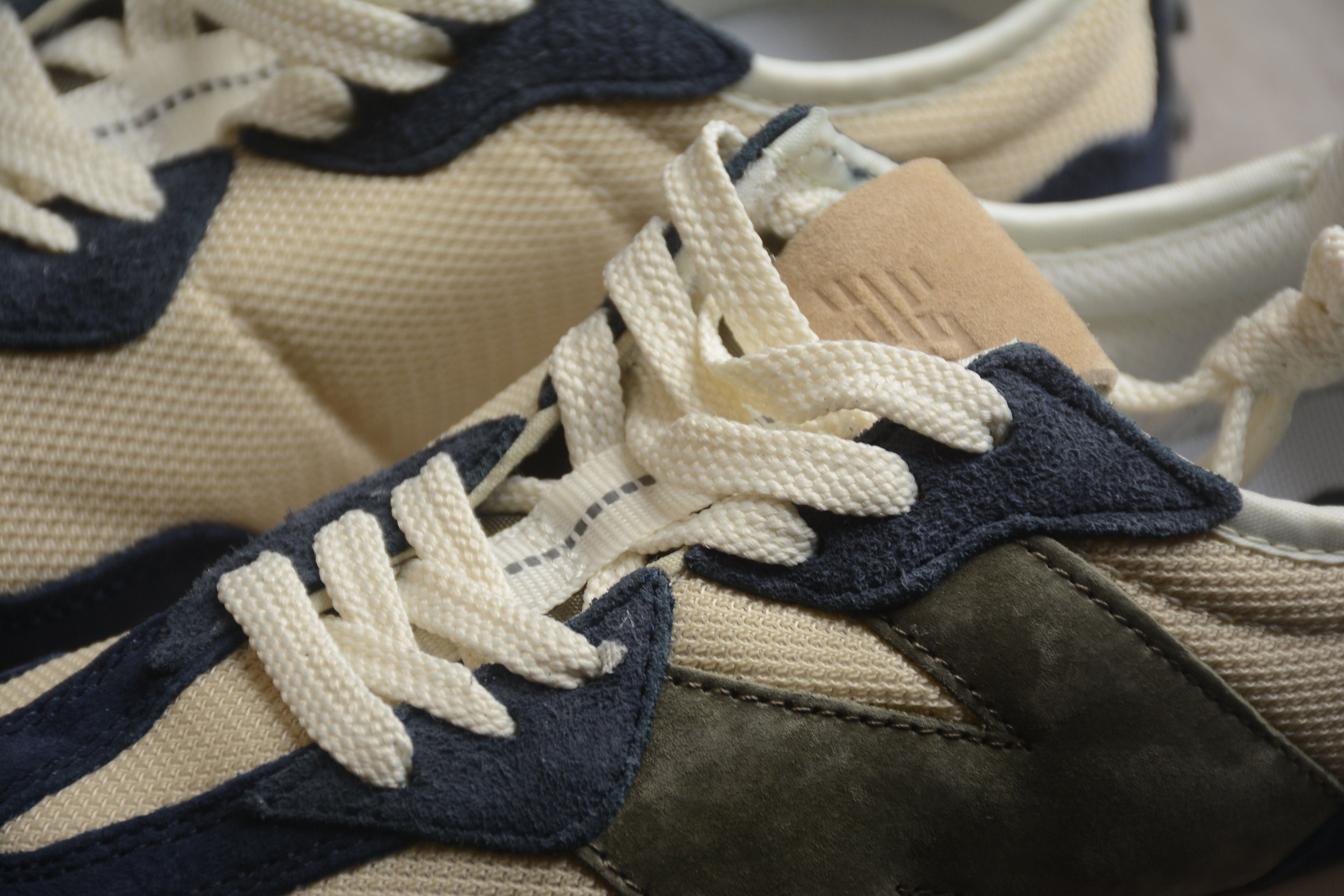 New Balance 327 Bone