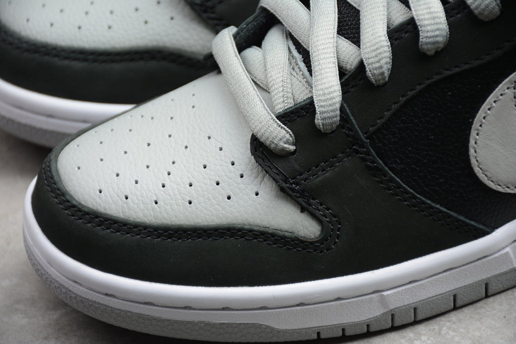 Nike Dunk Low SB Black / White