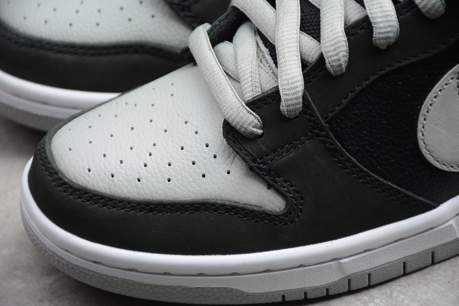 Nike Dunk Low SB Black / White
