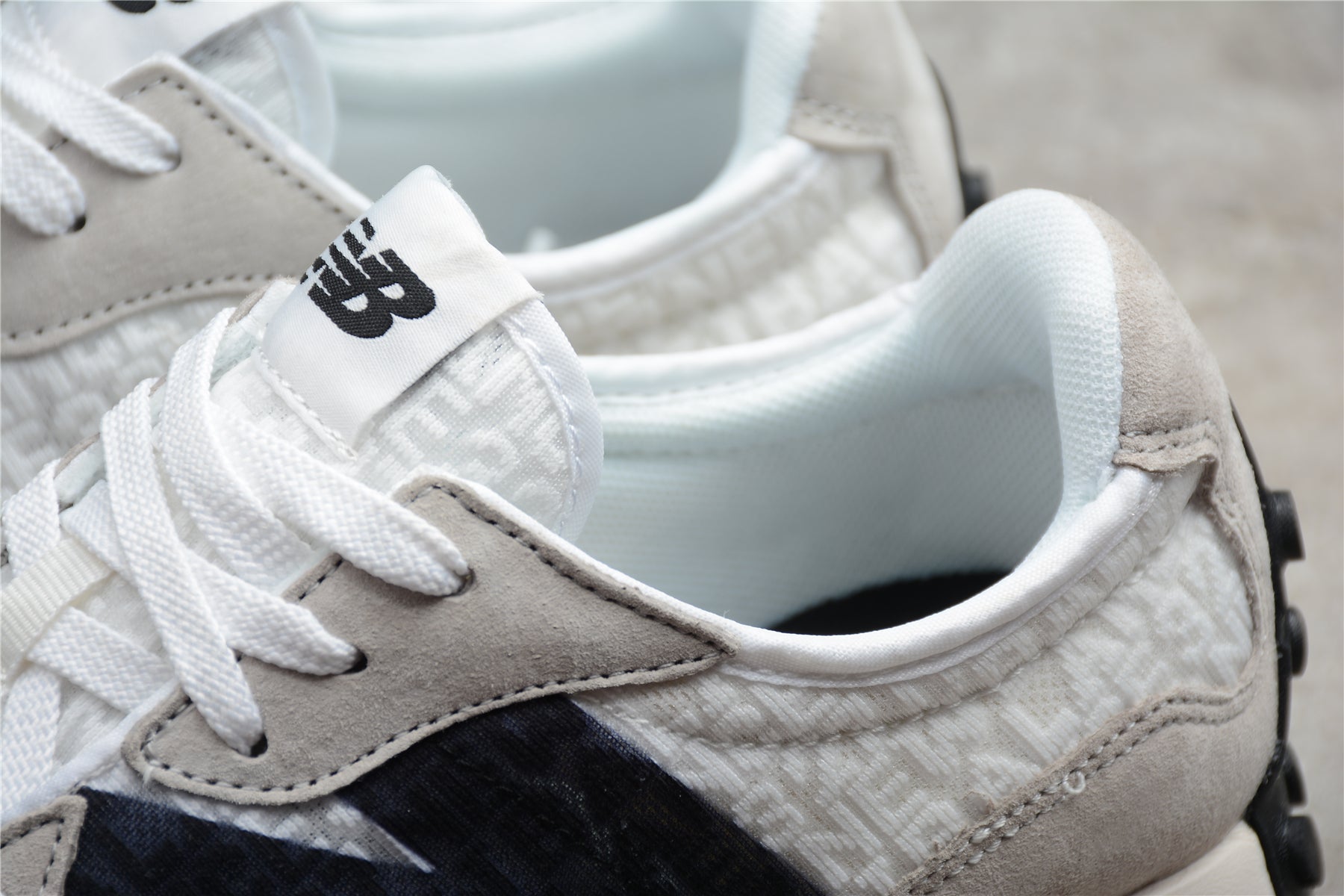 New Balance 327 Black / Grey