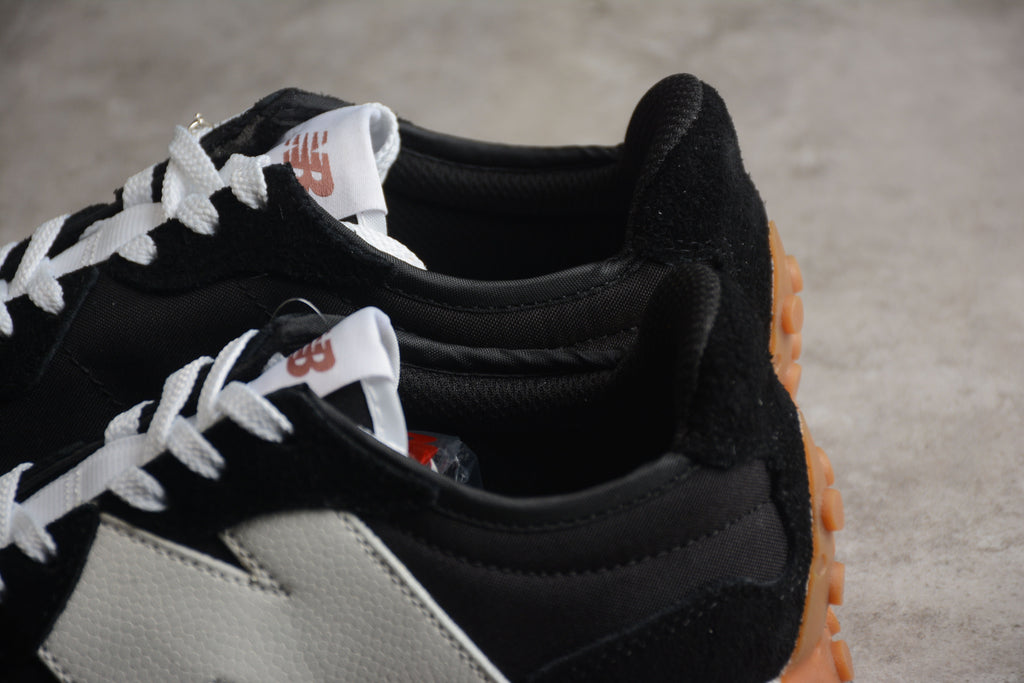 New Balance 327 Black / White