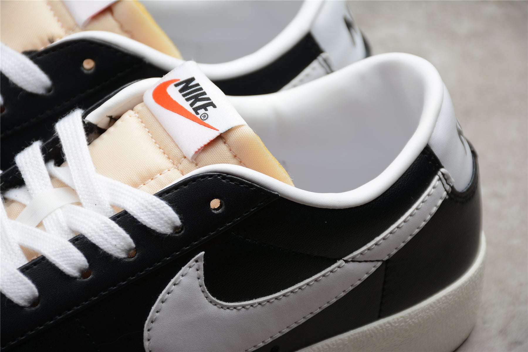 Nike Blazer Low Black / White