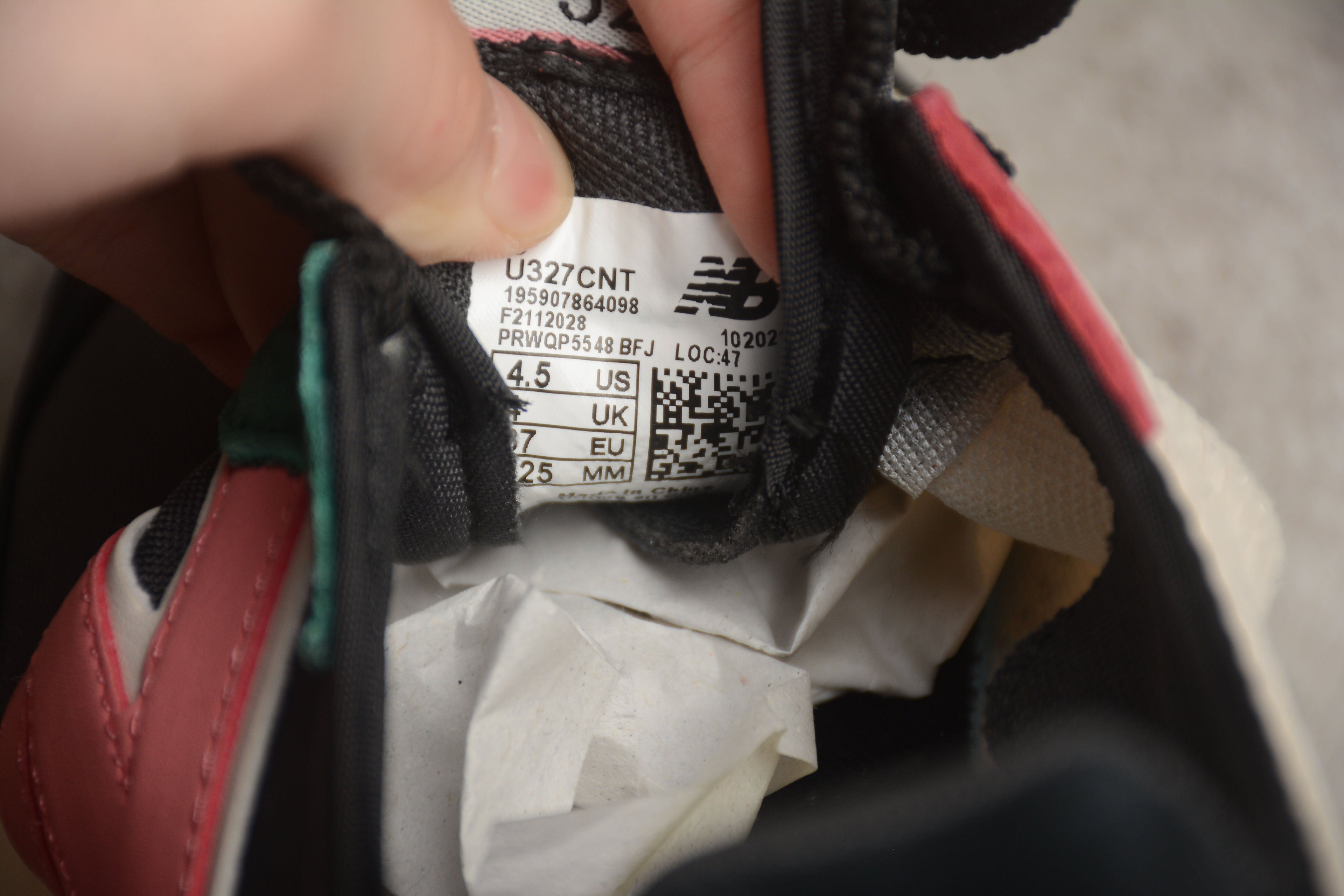 New Balance 327 Black / Pink