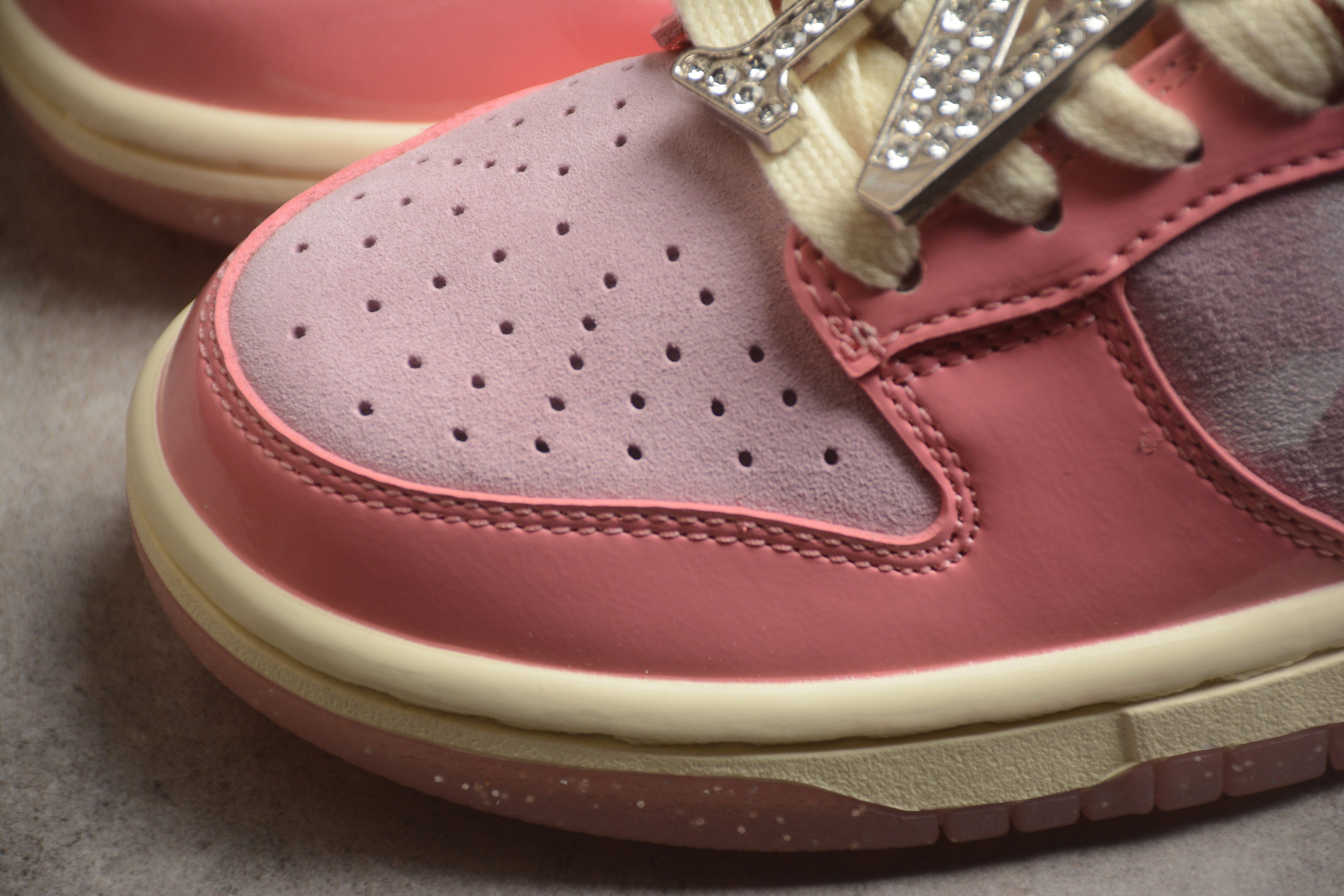 Nike Dunk Low  SB Barbie Pink