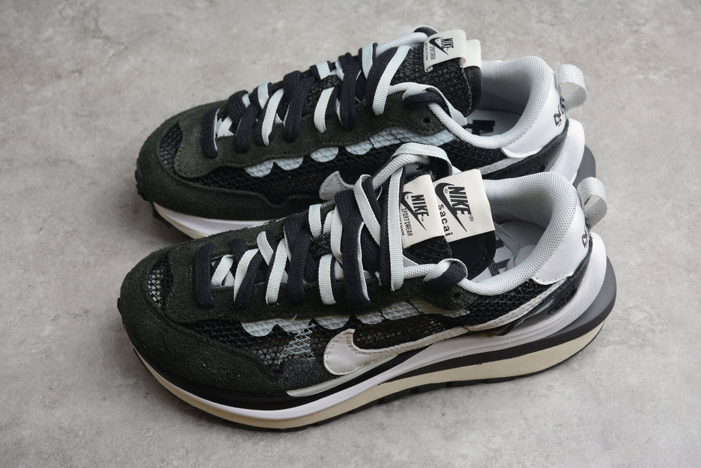 Nike x sacai VaporWaffle Black / White