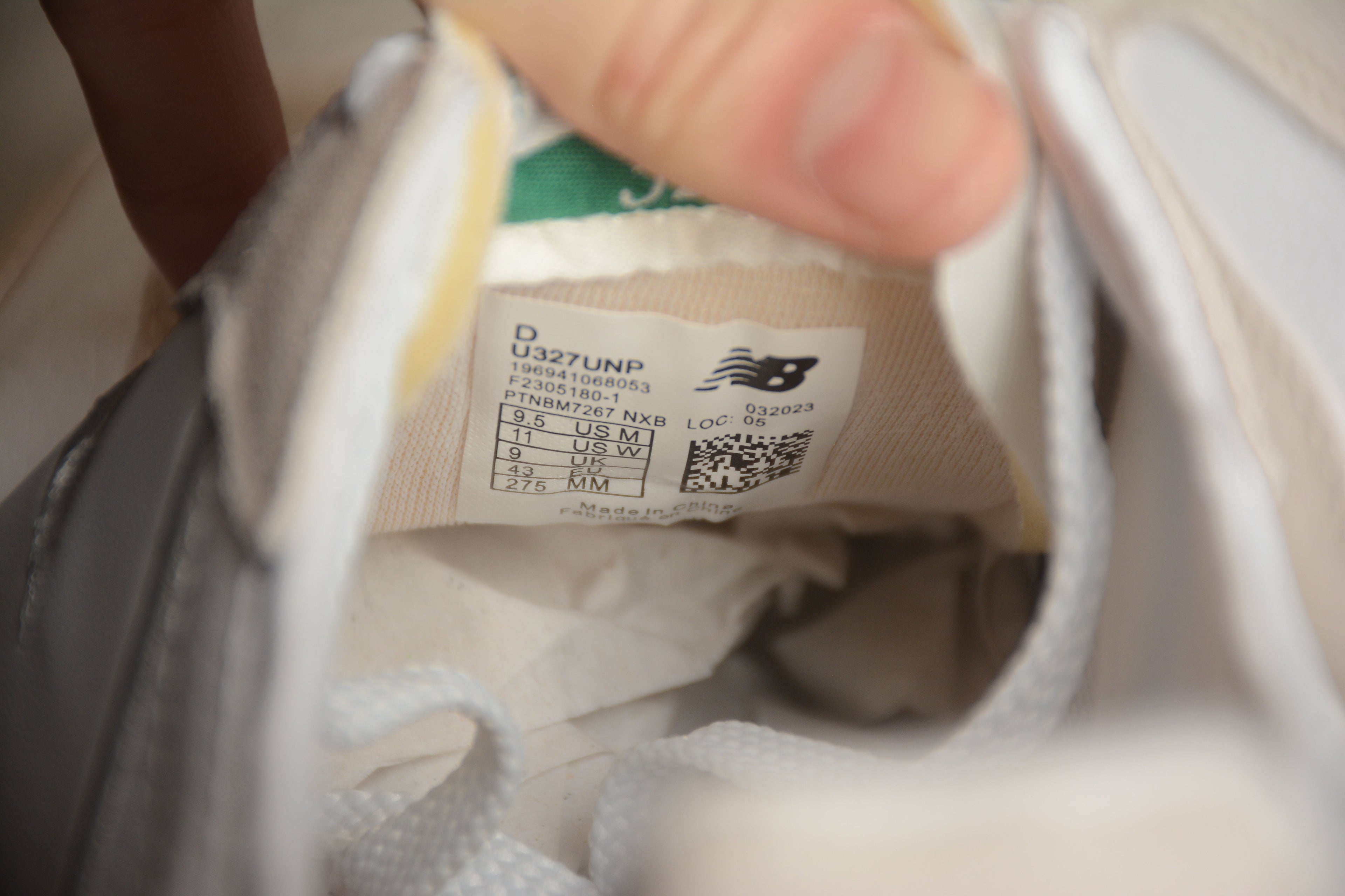 New Balance 327 Off White / Cream