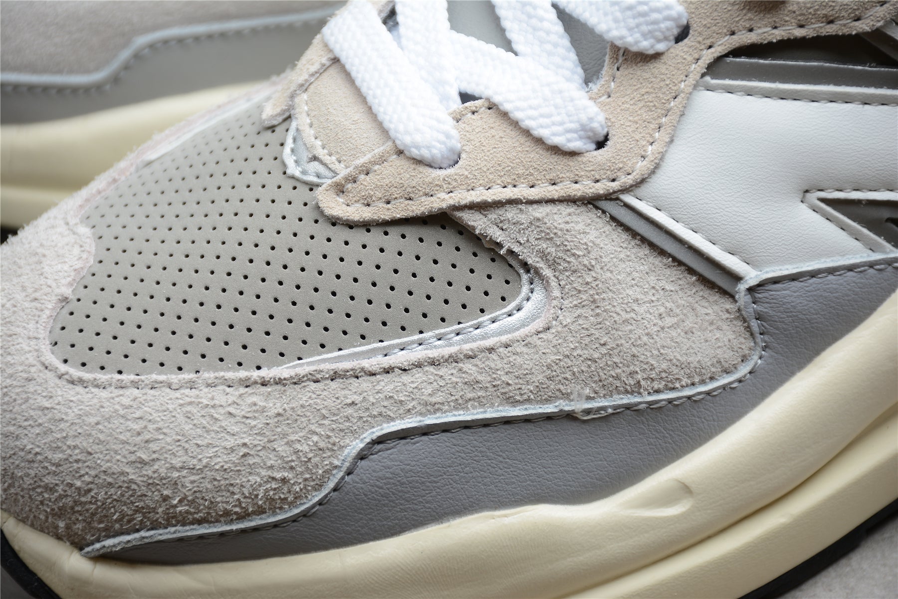 New Balance 5740 Grey