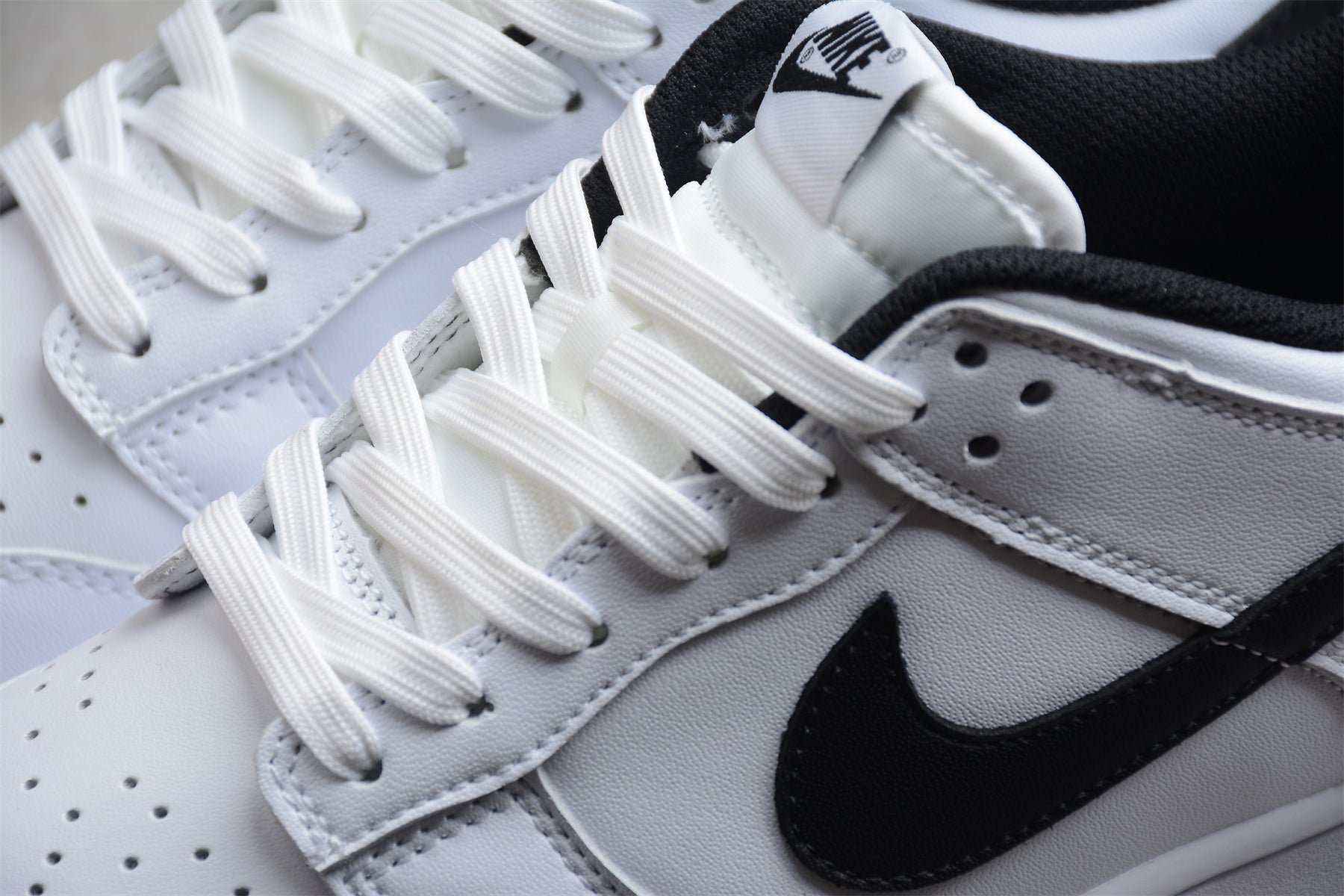 Nike Dunk Low SB White / Black