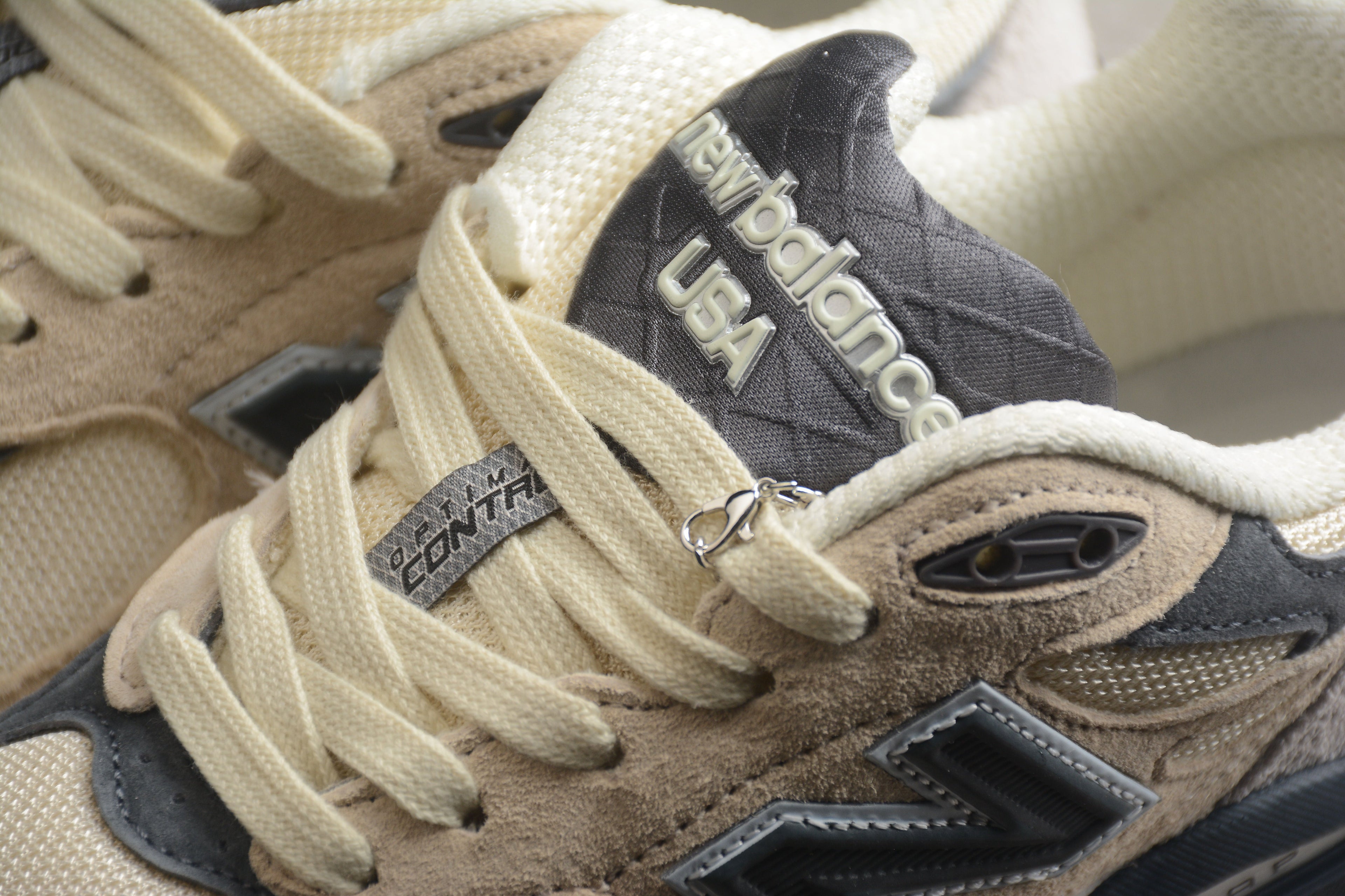 New Balance V3 990 Beige / Black