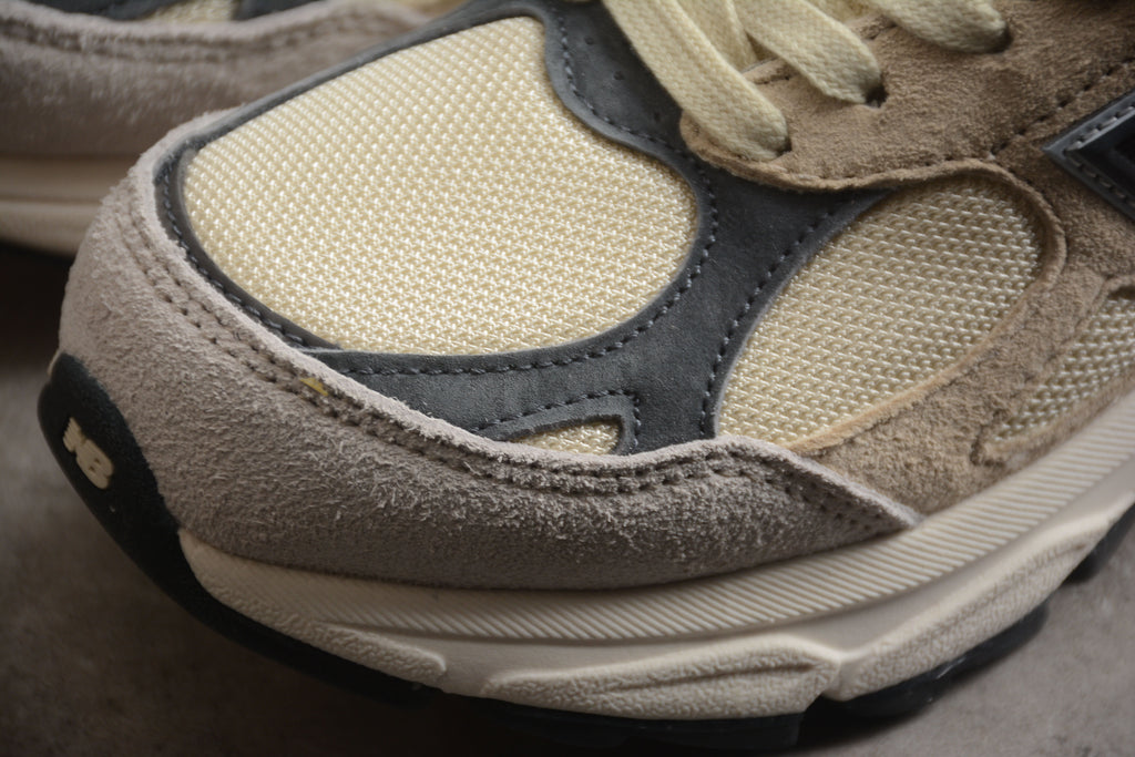 New Balance V3 990 Beige / Black