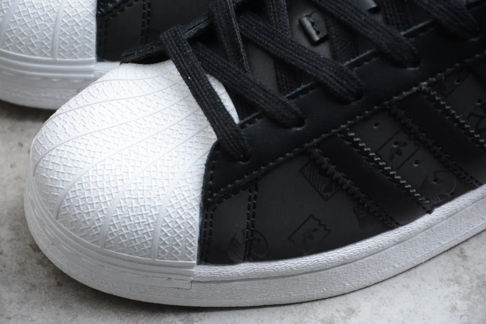 Adidas Superstar Black / White