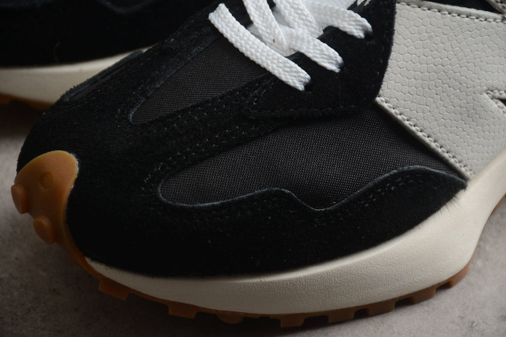 New Balance 327 Black / White