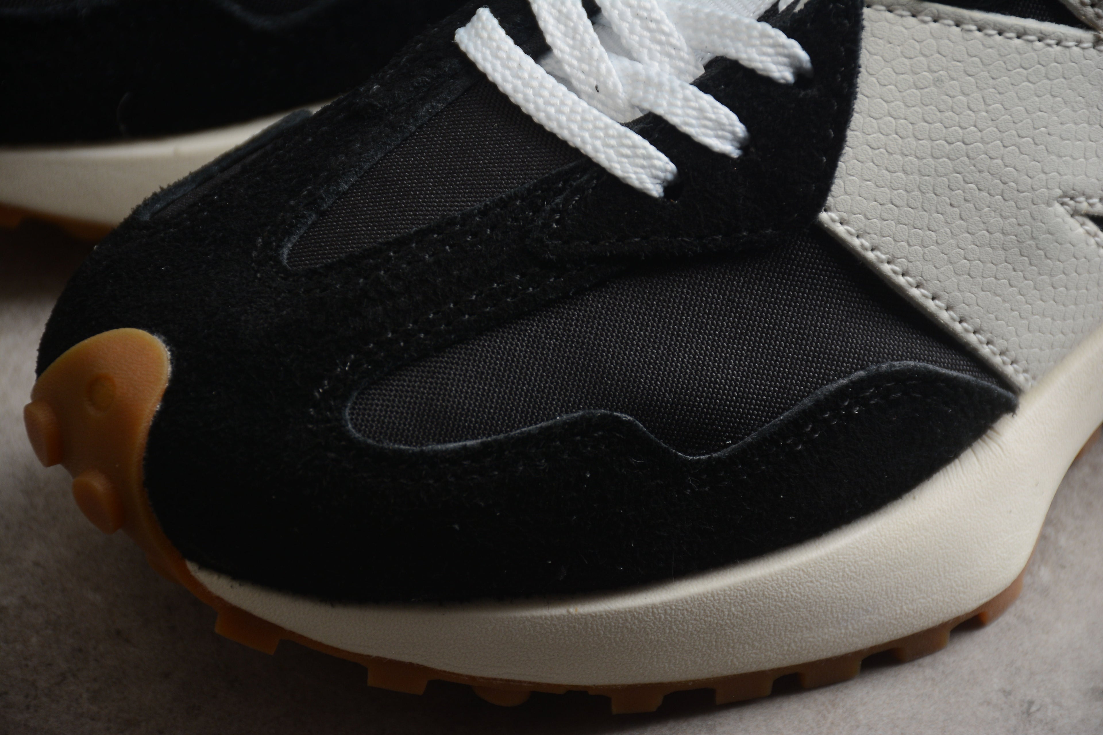 New Balance 327 Black / White