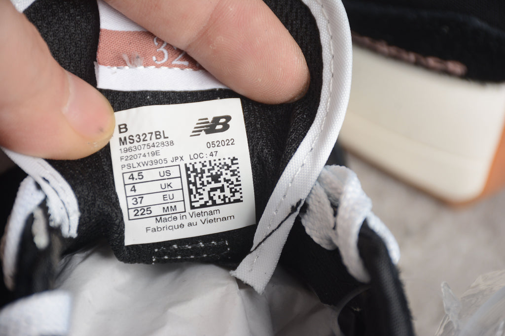 New Balance 327 Black / White