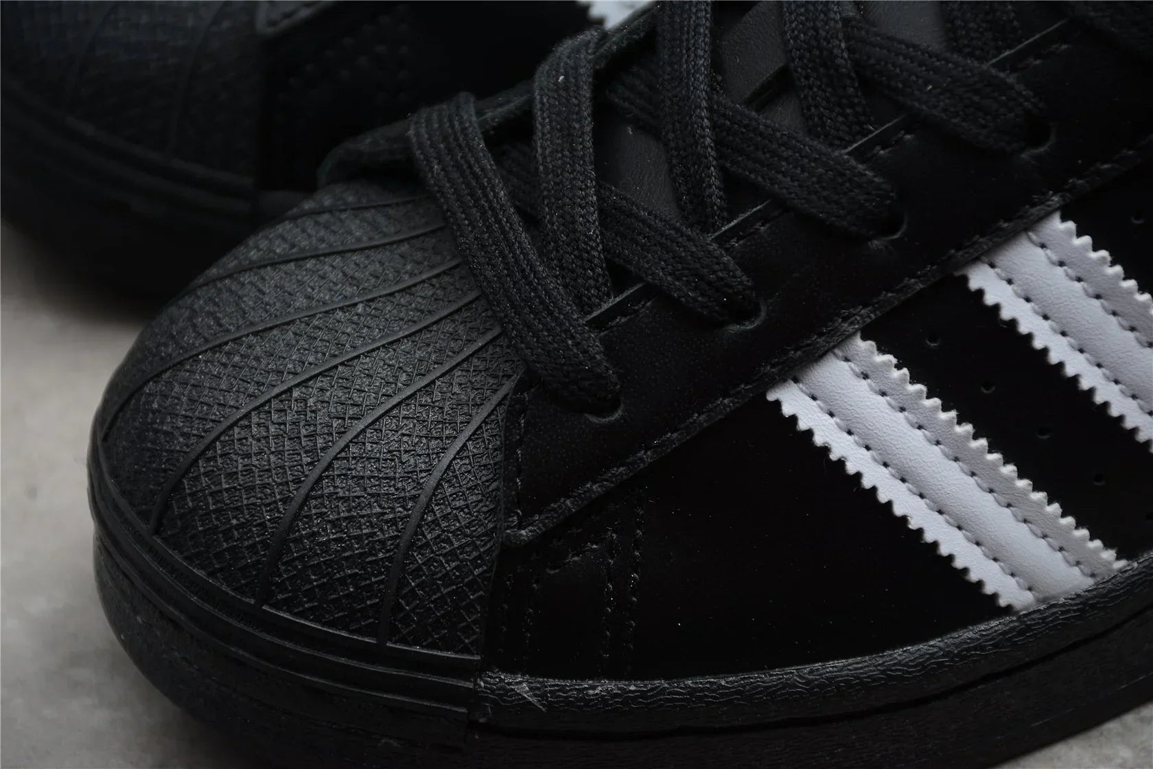 Adidas Superstar Black / White