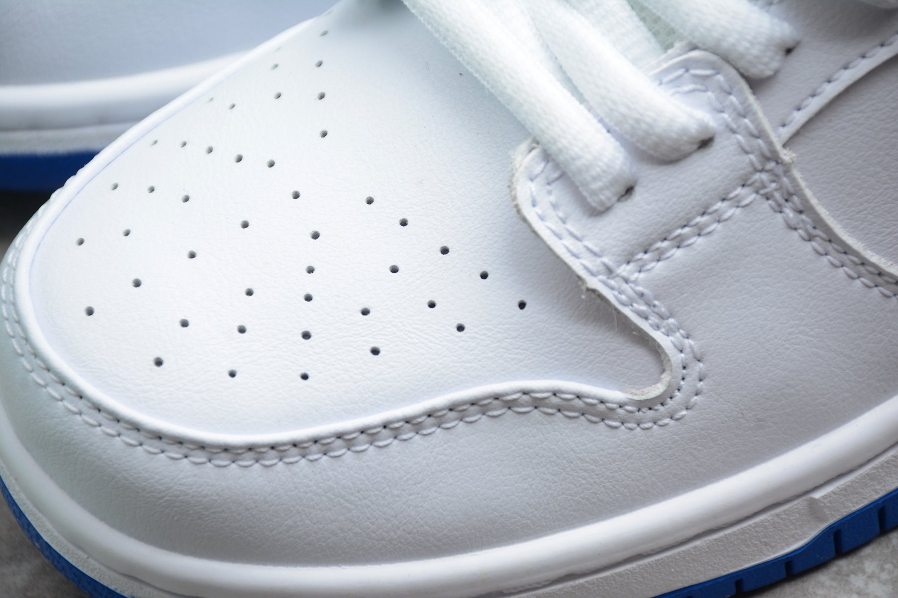 Nike Dunk Low SB White / Orange / Blue