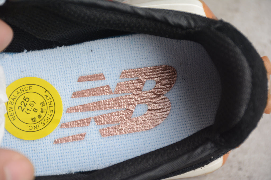 New Balance 327 Black / White