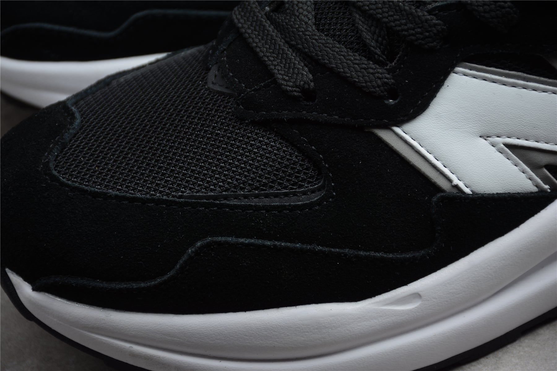 New Balance 5740 White / Black