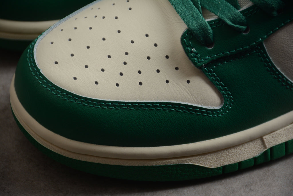 Nike Dunk Low SB Pale Ivory / Black / Malachite Green