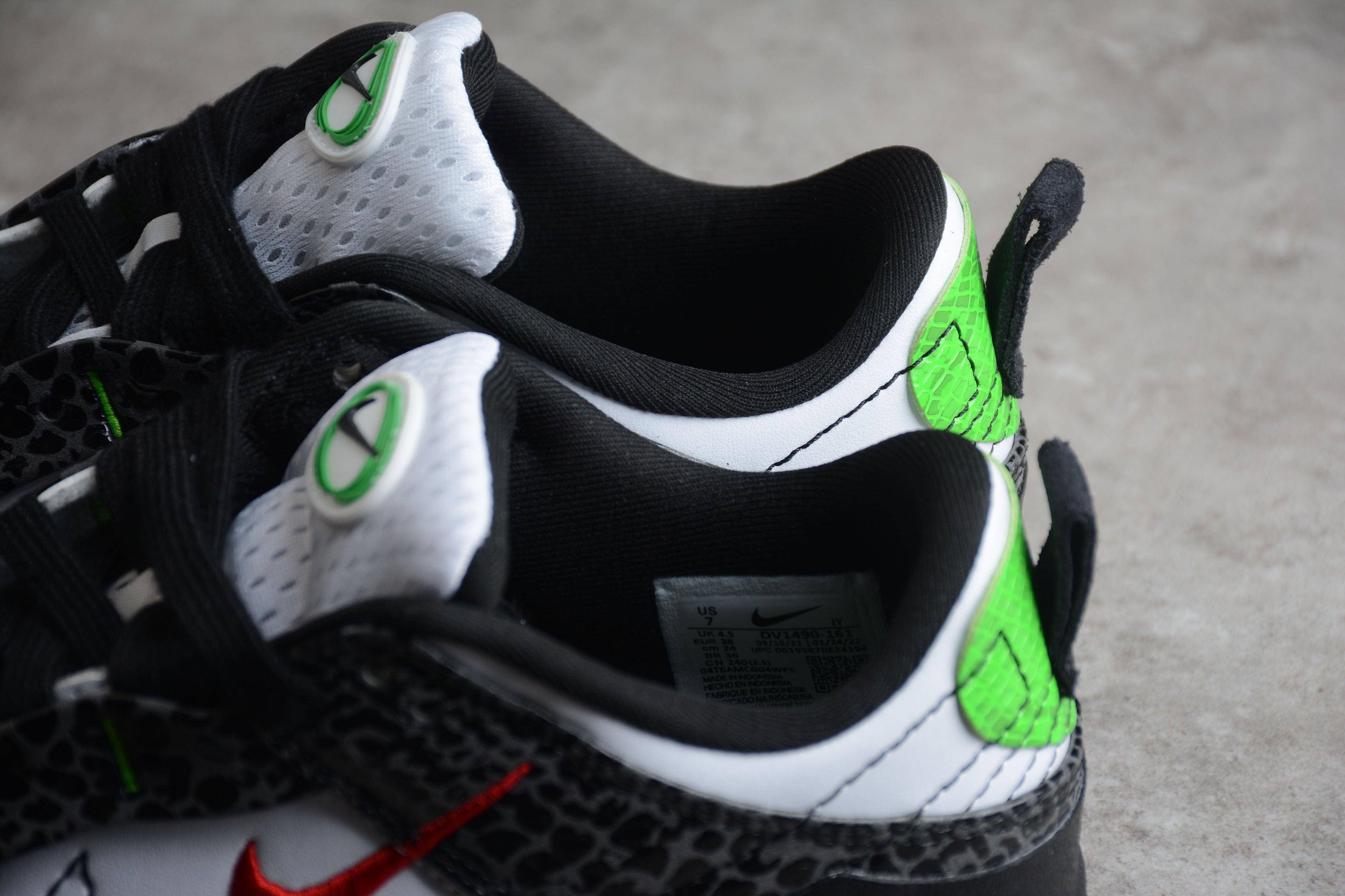 Nike Dunk Low SB Black / Red / Green