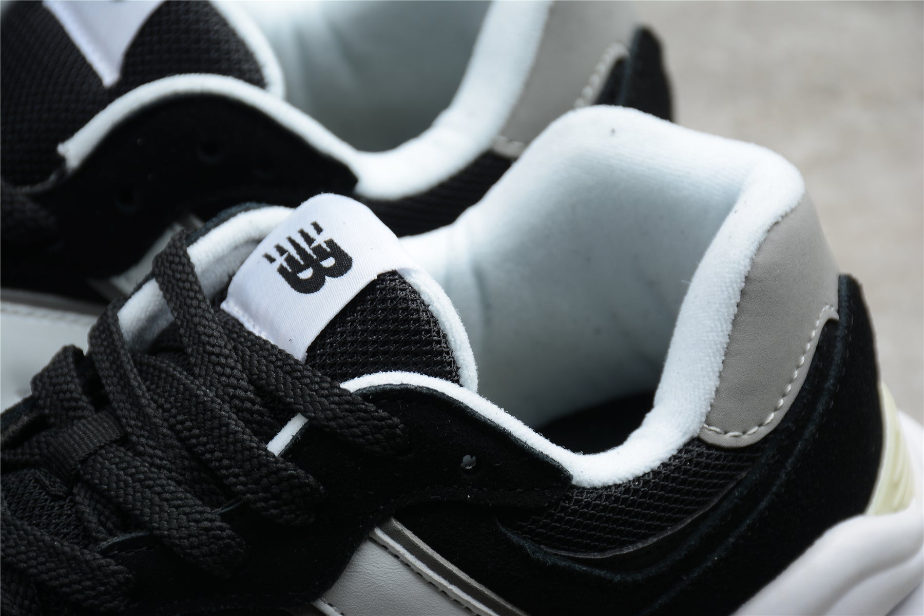 New Balance 5740 White / Black