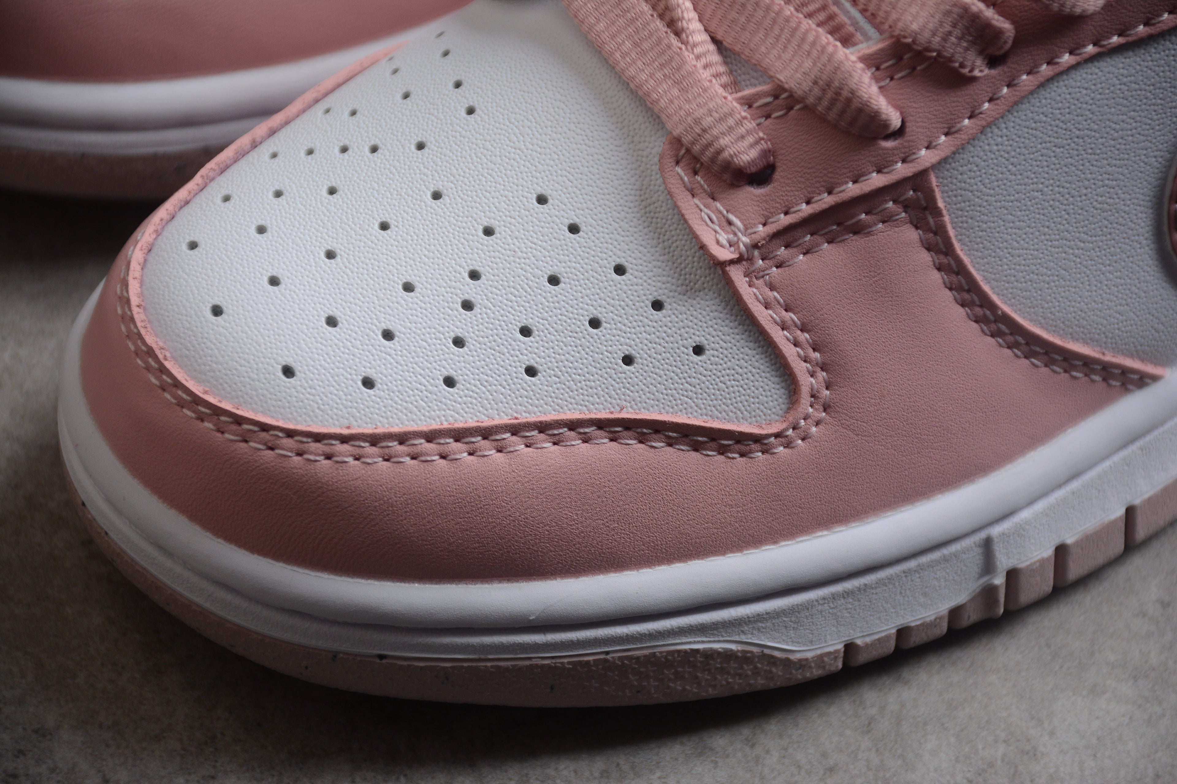 Nike Dunk Low  SB Light Pink