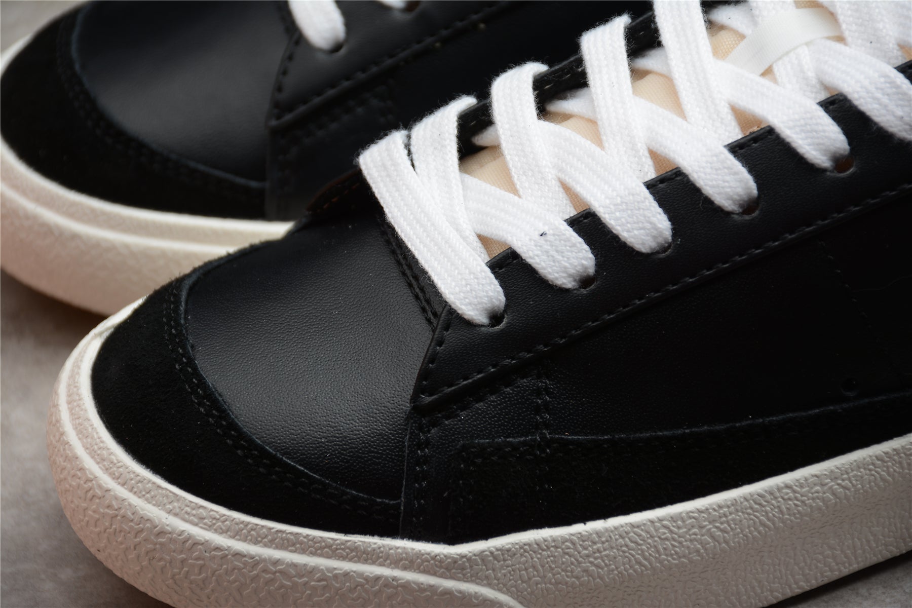 Nike Blazer Low Black / White
