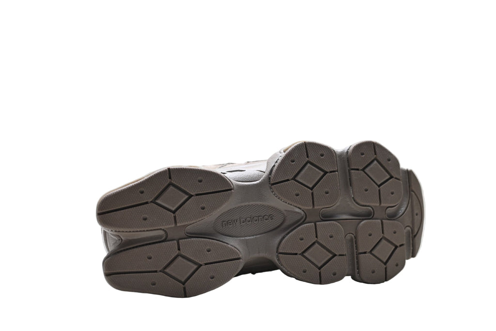 New Balance 9060 Magnet