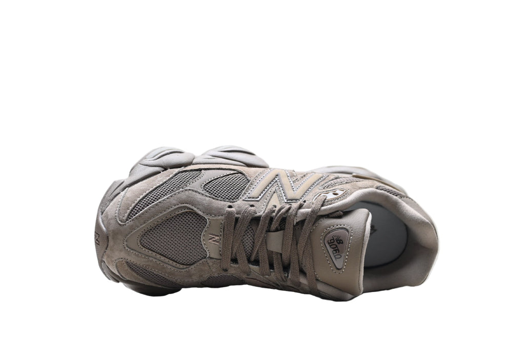 New Balance 9060 Magnet